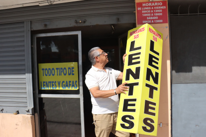 Óptica. Patricio Silva, de 65 años, busca mantenerse optimista, pero admite que la situación hace que cualquiera decaiga. Dice que antes tenía 14 clientes, hoy unos tres diarios.