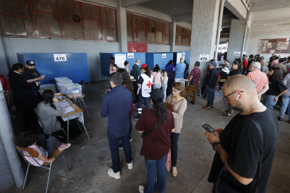 Personas llegan a votar al centro de votación Estadio Nacional durante los comicios electorales municipales.