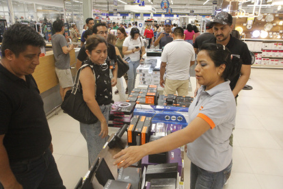Tienda. Personas comprando equipos, en Kitton, que ayuden a resistir los apagones de 14 horas en Ecuador.