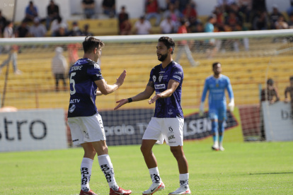 Jeison Medina (d) sigue en racha. Marcó el gol que abrió el camino del triunfo en Cuenca.