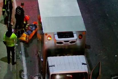 El herido fue rescatado y trasladado a una casa de salud, mientras que otra persona falleció por la caída del vehículo a una quebrada en la av. Simón Bolívar.