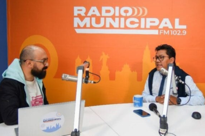 Santiago Aguilar (derecha, con camisa) acompañará a Viviana Veloz, como secretario de Comunicación. Hace menos de un mes trabajó con Pabel Muñoz.