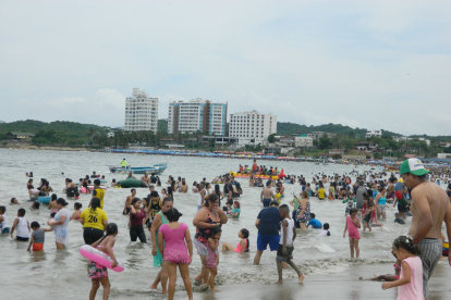 Feriado. Los ciudadanos aprovechan los días libres para ir a la playa.