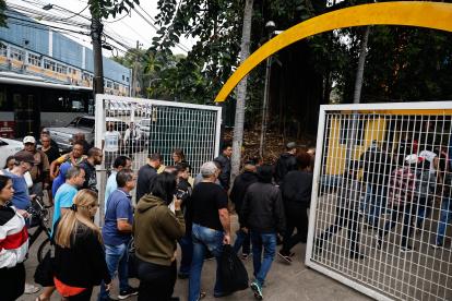 - Personas ingresan a la Fundación Universitaria San Pablo para votar en la segunda vuelta de las elecciones a la alcaldía