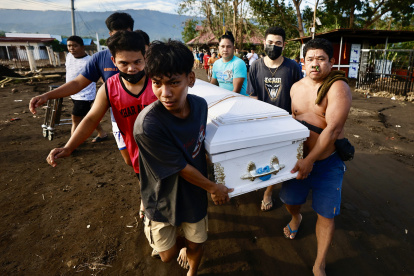 Más de 250.000 aldeanos tuvieron que evacuar por la fuerte tormenta en Filipinas.