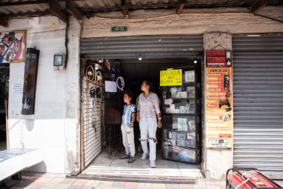 Búsqueda. Los vecinos dicen que recorren distintos locales en Tumbaco para comprar cables, baterías y UPS, pero se han agotado.