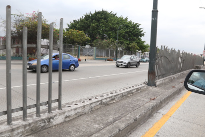 AV. DE LAS AMERICAS FRENTE AL CUATEL MODELO, LA MAYORIA DEL CERCO SE ENCUENTRA DESTRUIDA FOTOGRAFO -ALEX LIMA PERIODISTA - MIGUEL PARRAGA AG-PPERIODISTA AG GRANASA