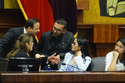 Acuerdo. Valentina Centeno (ADN), Jorge Acaiturri (PSC) y los correístas Blasco Luna, Viviana Veloz y Victoria Desintonio: a favor de una ley que odian.
