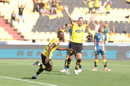 Janner Corozo ha hecho un triplete en Barcelona, festeja con Rivero que hizo uno.