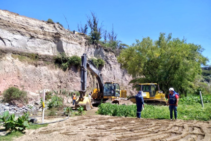 Talud. El muro de escollera beneficiará a 70 familias que viven alrededor.
