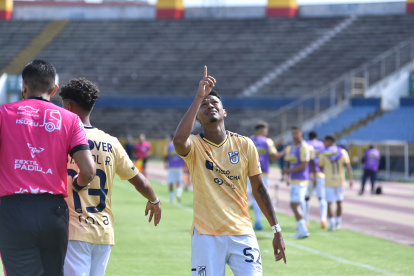 Luis Moreno y la dedicatoria al cielo tras marcar su primer gol.