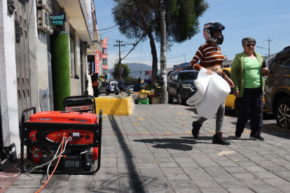En Ecuador se ha vuelto muy común ver en las calles principales de las ciudades generadores en las veredas o entradas de los negocios, para poder atender al ciudadano.