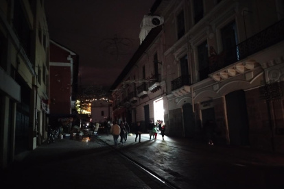 Quito a oscuras por los cortes de luz.