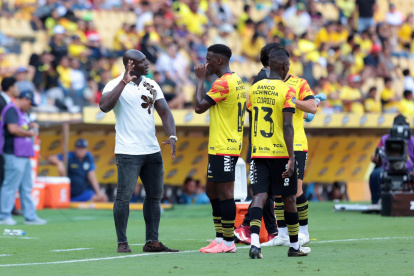 Segundo Castillo (i) resaltó el compromiso de sus jugadores para cerrar bien la etapa.
