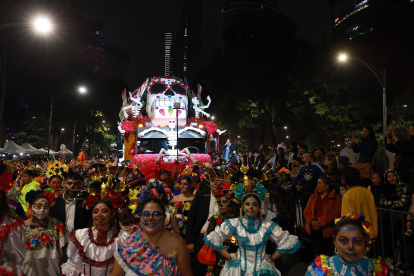 Varias personas participan este domingo en el desfile de catrinas en Ciudad de México (México).
