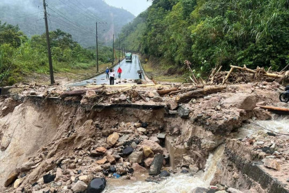 Un tramo de la vía Baños-Puyo fue arrasado durante una torrencial lluvia que se registró la noche de este domingo 27 de octubre y la madrugada de este lunes 28 de octubre.