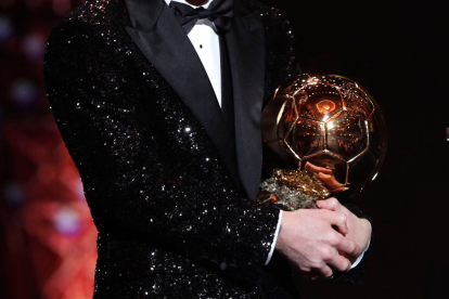 El Balón de Oro es uno de los premios individuales más prestigiosos en el mundo del fútbol, otorgado anualmente al mejor jugador del año.