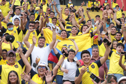 Hinchas en el Estadio Monumental de Guayaquil