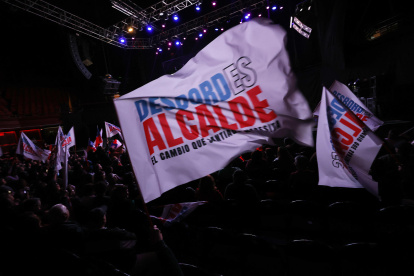 Varias personas participan en un cierre de campaña del candidato por el partido Renovación Nacional, Mario Desbordes, este miércoles en Santiago (Chile).