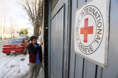 Un hombre ante la entrada de una oficina del Comité Internacional de la Cruz Roja (CICR) en Kabul.