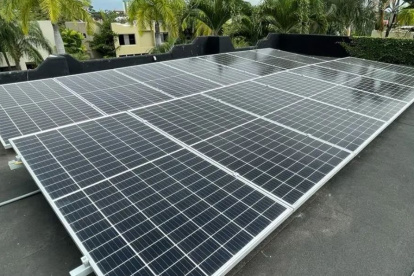 Algunas viviendas de sectores residenciales usan paneles solares.