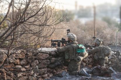 Soldados israelíes apostados en un punto sin determinar en el sur de Líbano.