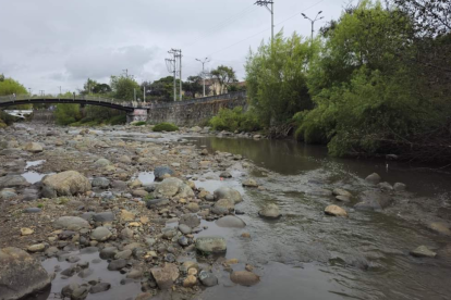 El río Tomebamba continúa en estiaje pese a la lluvia.