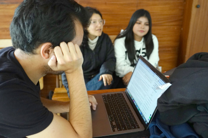 Estudiantes universitarios modifican sus horarios y su forma de estudio para sobrellevar los cortes de luz.