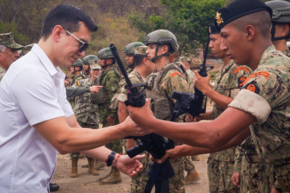 El presidente Daniel Noboa entregó armas, que fueron decomisados a grupos delictivos, este 28 de octubre del 2024.