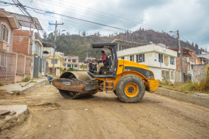 Tarea. Empleados municipales ejecutan un trabajo en el barrio El Rosal.