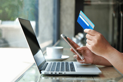 Comercio. Una persona realiza un compra virtual.