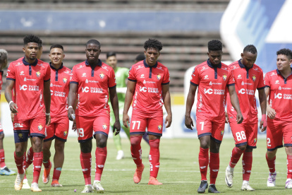 Jugadores de El Nacional luego del partido que perdieron ante Orense en la fecha 11 e Orense