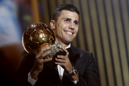 Paris (France), 28/10/2024.- Manchester City and Spain midfielder Rodri wins the Men"s Ballon d"Or 2024 at the Ballon d"Or 2024 ceremony at the Theatre du Chatelet in Paris, France, 28 October 2024. (Francia, España) EFE/EPA/MOHAMMED BADRA