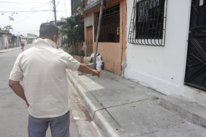 Caso. El hermano de una de las víctimas muestra el lugar de los hechos.