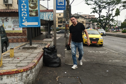 Sitios. Los lugares destinados para que la ciudadanía tome o se baje de los buses de transporte público no son respetados. En dichas paradas también se deposita la basura.