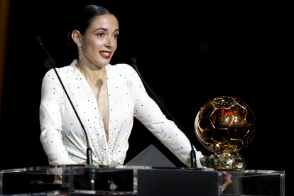 La jugadora del Barcelona Aitana Bonmati pronuncia su discurso tras ganar el Balón de Oro Femenino 2024 en la ceremonia del Balón de Oro 2024.