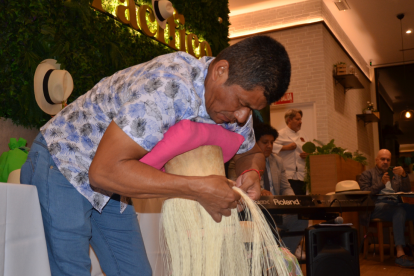 El ecuatoriano Simón Espinal, considerado uno de los mejores tejedores de sombreros finos de paja toquilla del mundo.