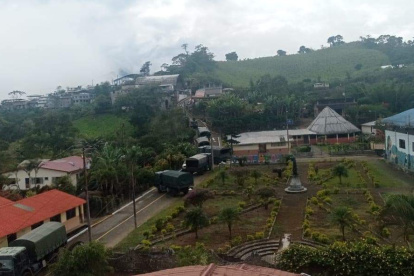 Llegada de los carros de militares a Palo Quemado.