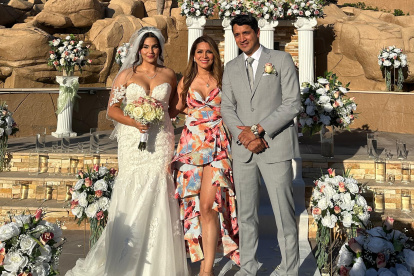 Gabriela Pazmiño con los esposos.