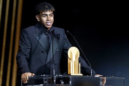 Paris (France), 28/10/2024.- Barcelona and Spain forward Lamine Yamal delivers his speech after receiving the Kopa Trophy for the best player under the age of 21 at the Ballon d"Or 2024 ceremony at the Theatre du Chatelet in Paris, France, 28 October 2024. (Francia, España) EFE/EPA/MOHAMMED BADRA