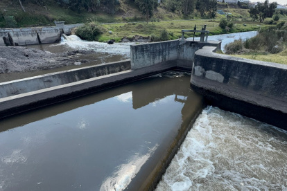 Con la limpieza del canal de riego, los usuarios esperan que se incremente el caudal del agua.