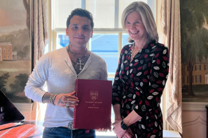 Nodal recibió una condecoración en la Universidad Harvard por su trayectoria musical.