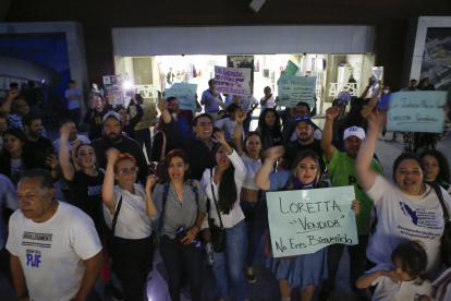 Trabajadores del Poder Judicial que se manifiestan a las afueras de una conferencia de la ministra de la Suprema Corte de Justicia, Loretta Ortiz Ahlf, en Guadalajara (México).