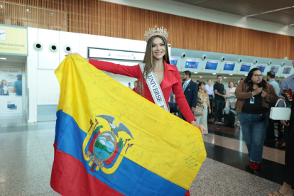 Mara Topic viajó a México con su corona y una bandera tricolor.