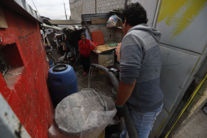 En el barrio La Paz, ubicado en el norte, Blanca Arias recibe agua de un tanquero. El vehículo llega cada tres días, cuenta la moradora.