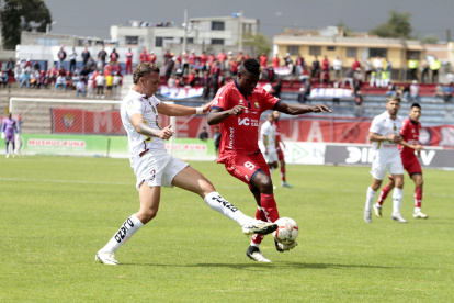 Alejandro Cabeza (d) será la principal carta de El Nacional en la delantera.