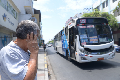CALLES ESMERALDAS MORADORES ESTAN CANSADOS DE RUIDO DE LOS BUSES