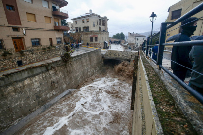 Fotografía del paso del agua en Letur, Albacete, este martes 29 de octubre.