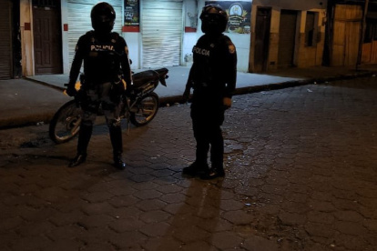 Imagen referencial. Agentes de la Policía cercaron la zona en donde se produjo la explosión del cajero bancario.