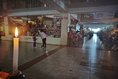 Antes de la compra de los generadores eléctricos los comerciantes usaban velas o permanecían a obscuras.